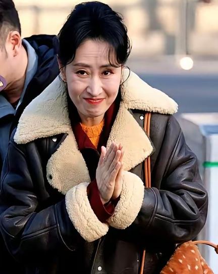 刘敏涛穿一身亮片高定
肩背挺得像块板，抬手举杯都带着股小心翼翼，弹幕全在刷“看着