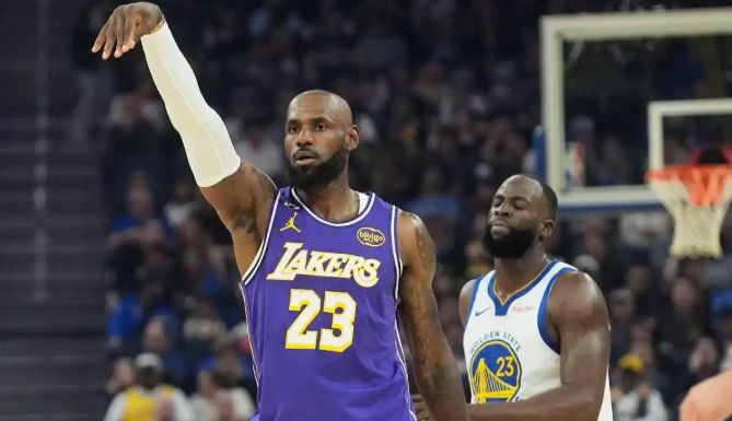 詹姆斯跨越好多代啊
刚进联盟联盟的时候奥尼尔还在巅峰，这就一代，后面科比邓肯又一