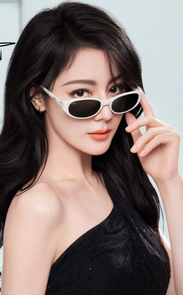 彩带落下的瞬间，我爱了你一年又一年