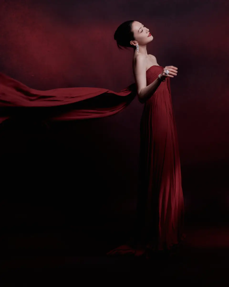 高圆圆穿红色抹胸裙明艳大气！
