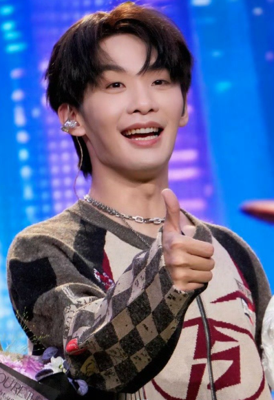 王赫野的幽默太接地气了！上海收官站送内场票时硬核玩梗，要随机撵走一位路人，东北人