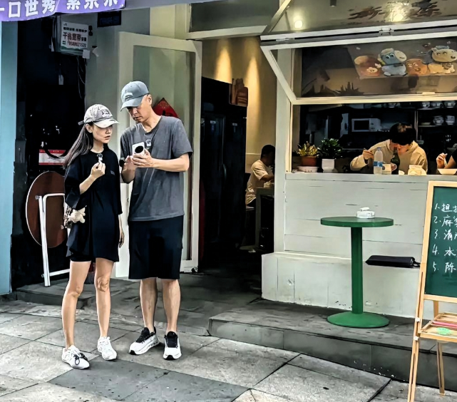 看到任重和孙骁骁在重庆街边被拍，我的第一反应不是“好甜”，而是“终于有点像真夫妻