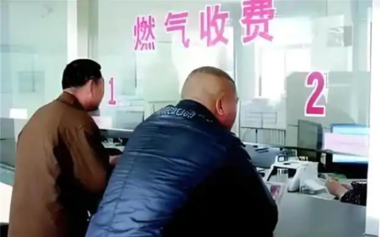 山东男子一个月燃气费3万，关掉燃气阀门后，隔壁却传来尖叫