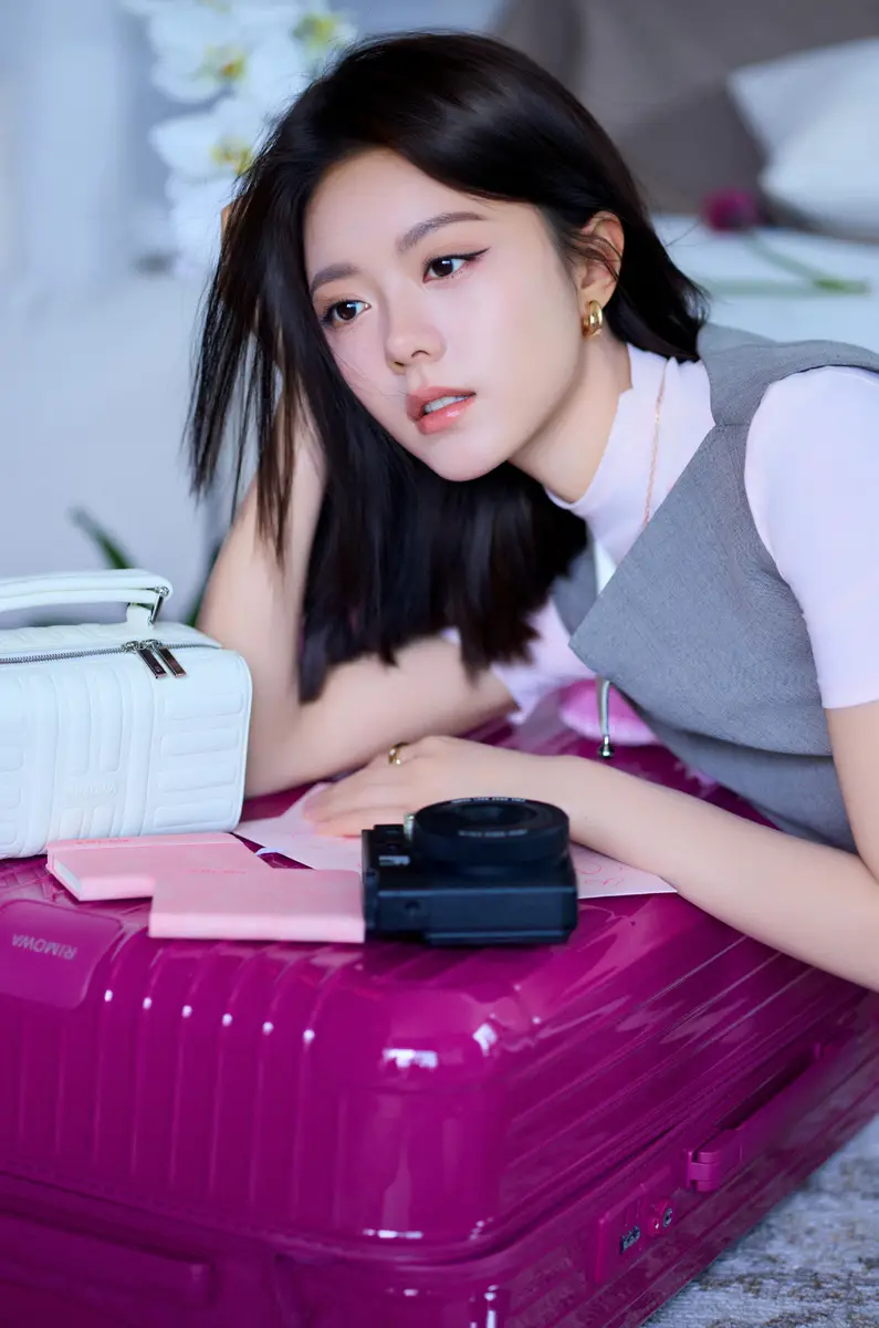 赵今麦穿灰色短裙优雅明媚 托脸甜笑少女感满满