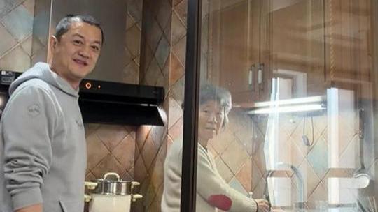 单身李亚鹏带83岁妈妈共度元宵，家庭温馨画面刷屏，网友直呼：真的孝顺！
