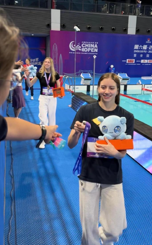 2026年中国游泳公开赛女子50米蝶泳决赛中，美国选手包揽冠亚军，中国选手余依婷