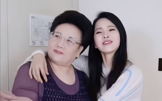 我义务帮儿媳带娃煮饭，儿媳却让我出生活费，甚至吃水果都要AA，我失望离开后，她哭着求我回来…