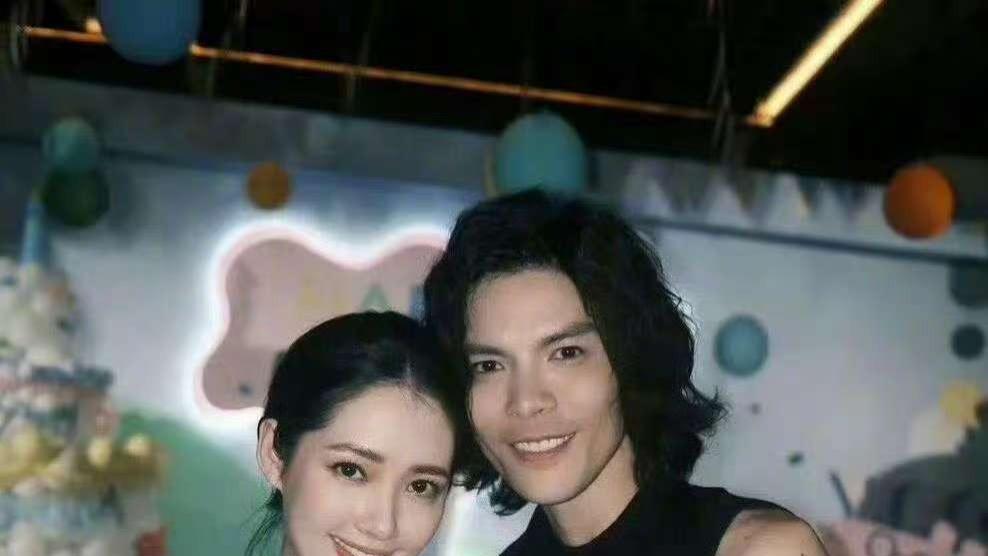 向佐抱巨型猪公仔宠妻，硬汉柔情反差萌甜翻网友