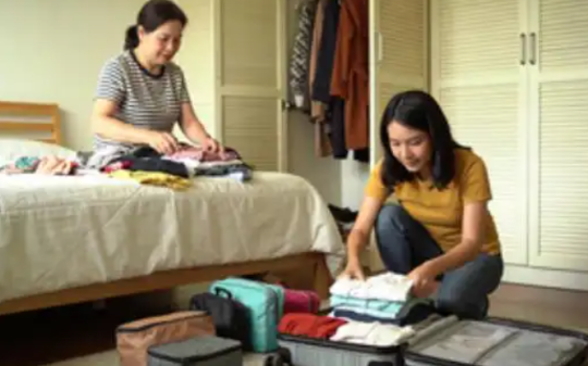 姑父寿宴上羞辱我妈，我爸甩手打了妈妈10个耳光，我没吵没闹，拿起酒瓶就朝我爸砸了过去