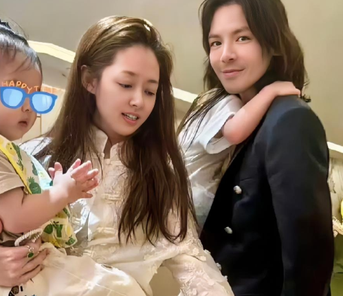 谁能想到向佐郭碧婷的二女儿是儿子
3岁向笙留着乌黑长发扎小辫，出游时直接被网友认