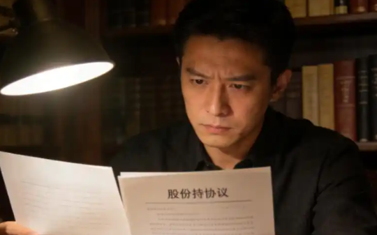 岳母在家宴甩出离婚协议让我签，我拿起笔就写名。我却转头对老婆说：你弟弟的房贷车贷，从明天起全停。