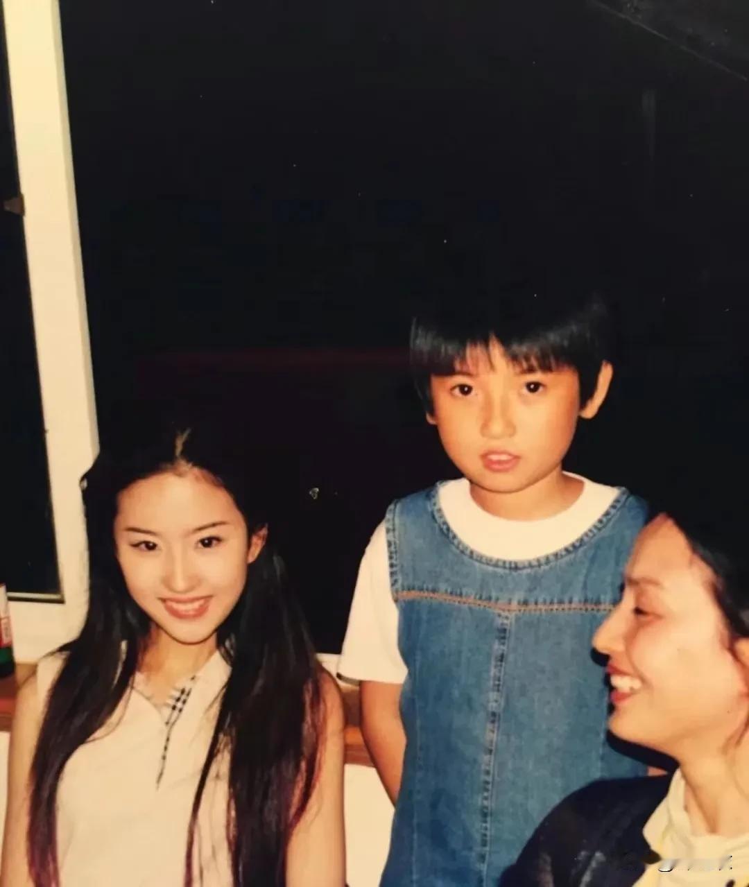 刘亦菲的美貌带有高贵气质，像稀有的钻石，既耀眼又神秘，让无数人为之倾倒，无论何时