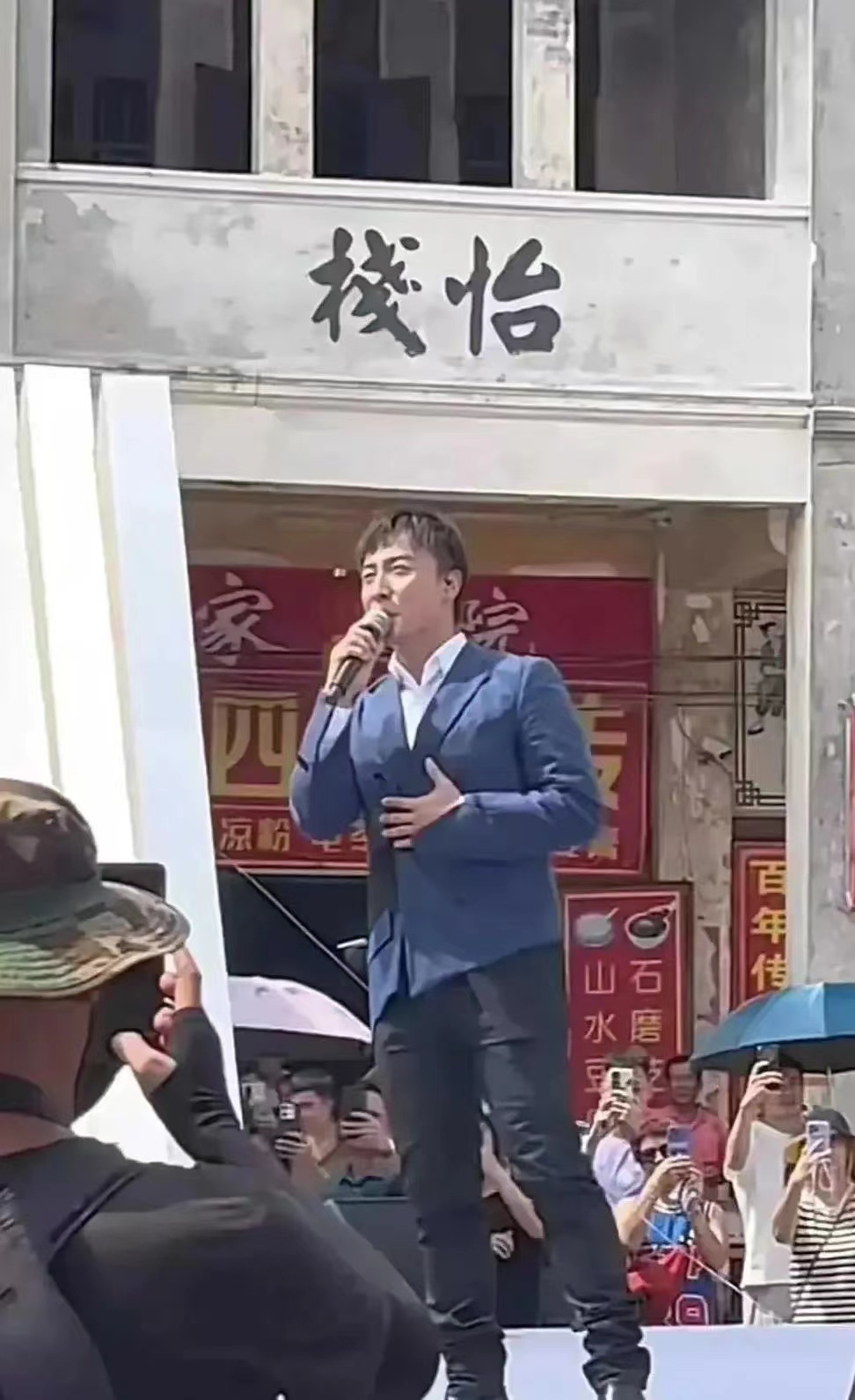 曾经是风靡全国的巨星，如今为了温饱只得在这个小镇上商演，即便酷暑难耐，仍然表现得