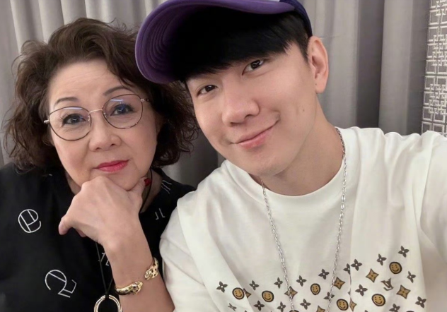 林俊杰妈妈真是体面人，近日被问到对儿子女朋友的看法，一句话暴露高情商，既体现出作