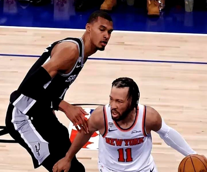半场落后27分，NBA总决赛最大分差，这球还怎么打？

尼克斯更衣室里没人说话，