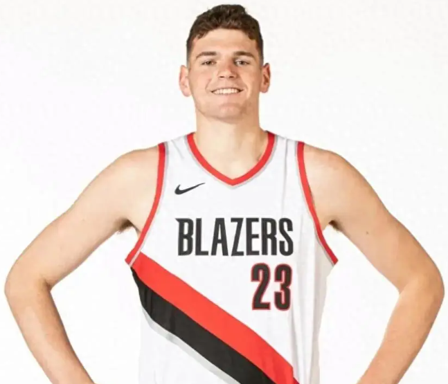 前年选秀的时候，克林根是马刺最想要的球员之一。8号签掐的死死的就是想拿大根。和卡