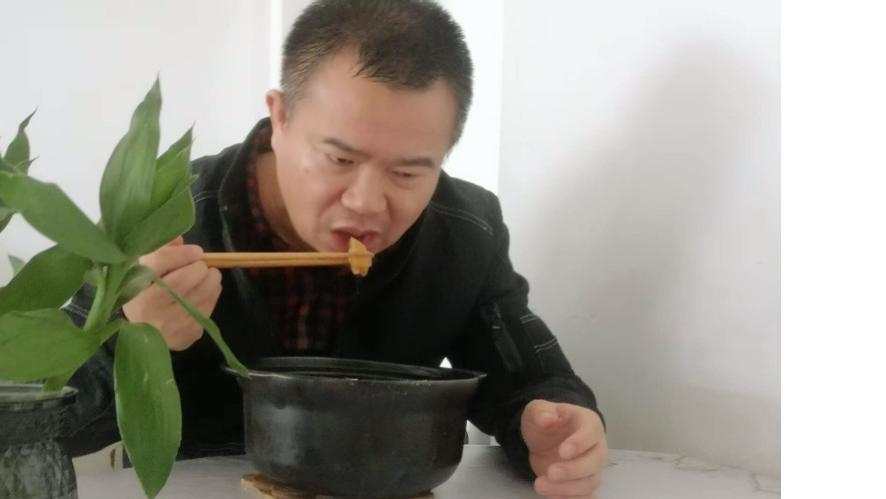 吃饭时刷手机，你吞下去的不仅是饭，还有……