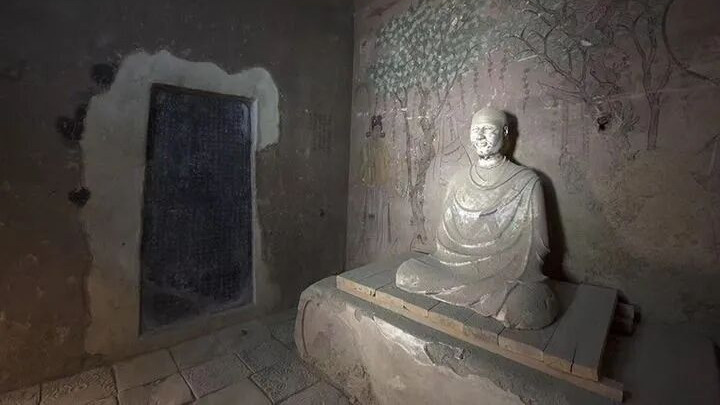 千年佛光映沙海：赴莫高窟，探秘丝路艺术宝库，聆听壁画中的梵音与历史回响，感受文明交融的永恒瞬间。