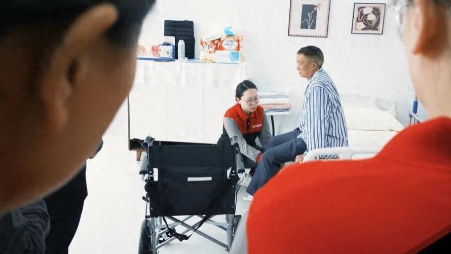 一位36岁的保洁师，不再戴着口罩坐地铁