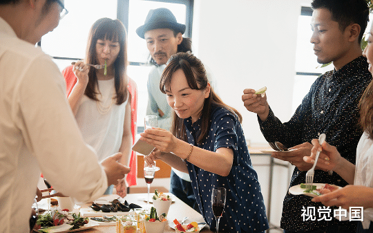 抠门老板突然发10倍年终奖，吓得我们连夜投简历，第二天他宣布一件事，我们所有人都哭了……