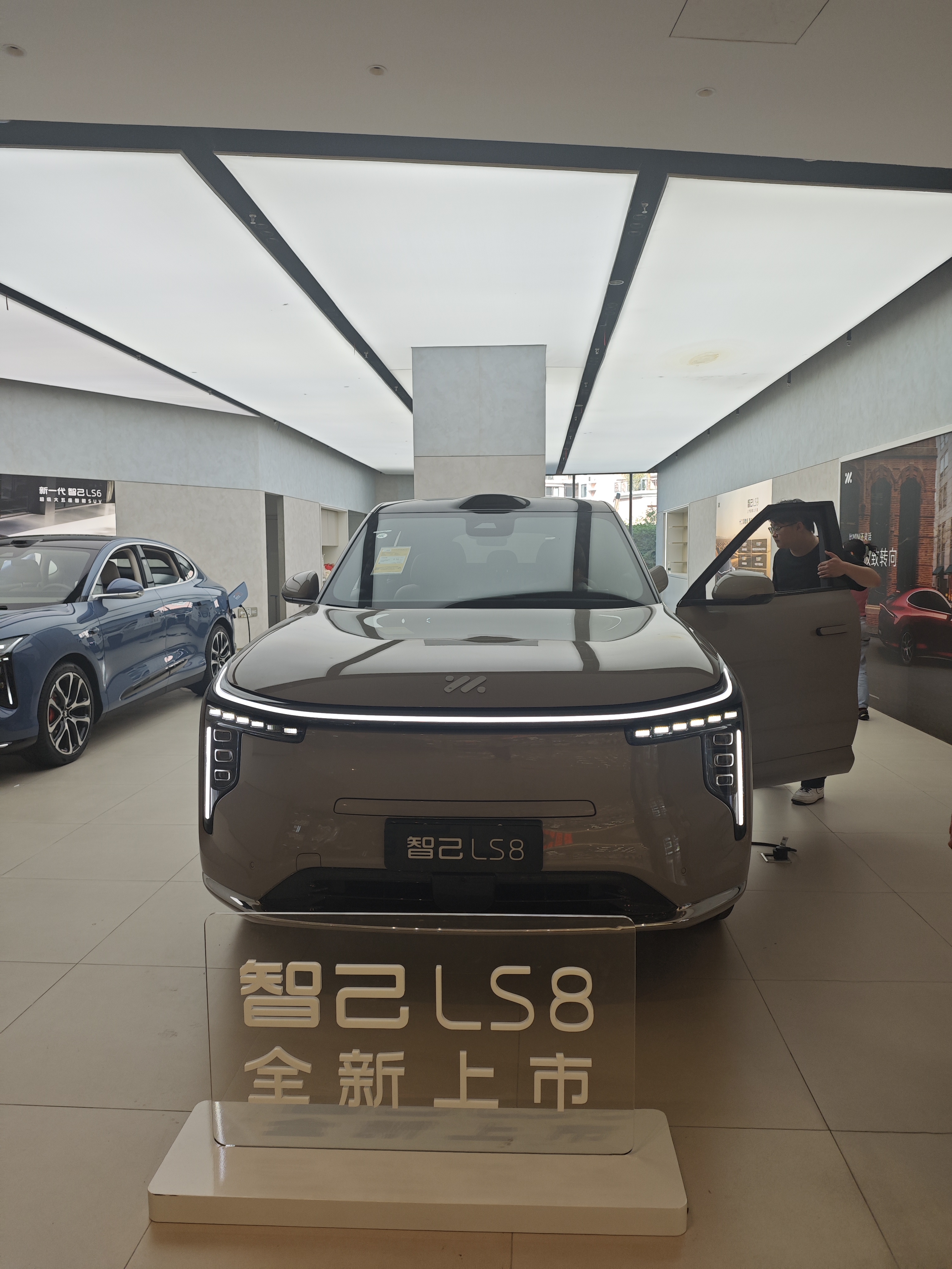 最近到店里体验一下很火的LS8 车身5米多气场强，星环灯很吸睛 。内饰全软包、大