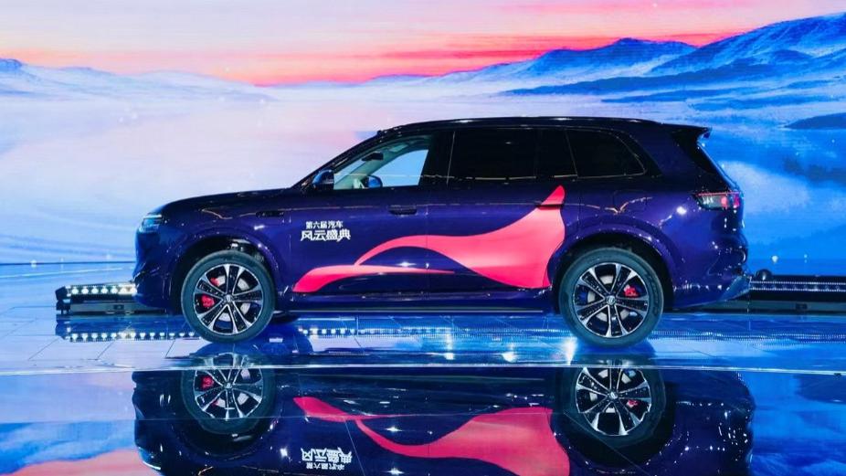 智慧重塑豪华，问界M8获第六届《汽车风云盛典》“风云2025智行汽车”