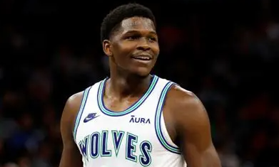 NBA季后赛，森林狼对阵掘金的比赛正在进行中。
比赛第二节，爱德华兹落地膝盖反关