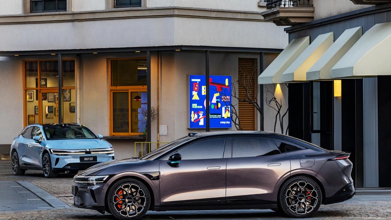 机器人“陪驾”就位，焕新极氪7系出场抬高技术平权底线