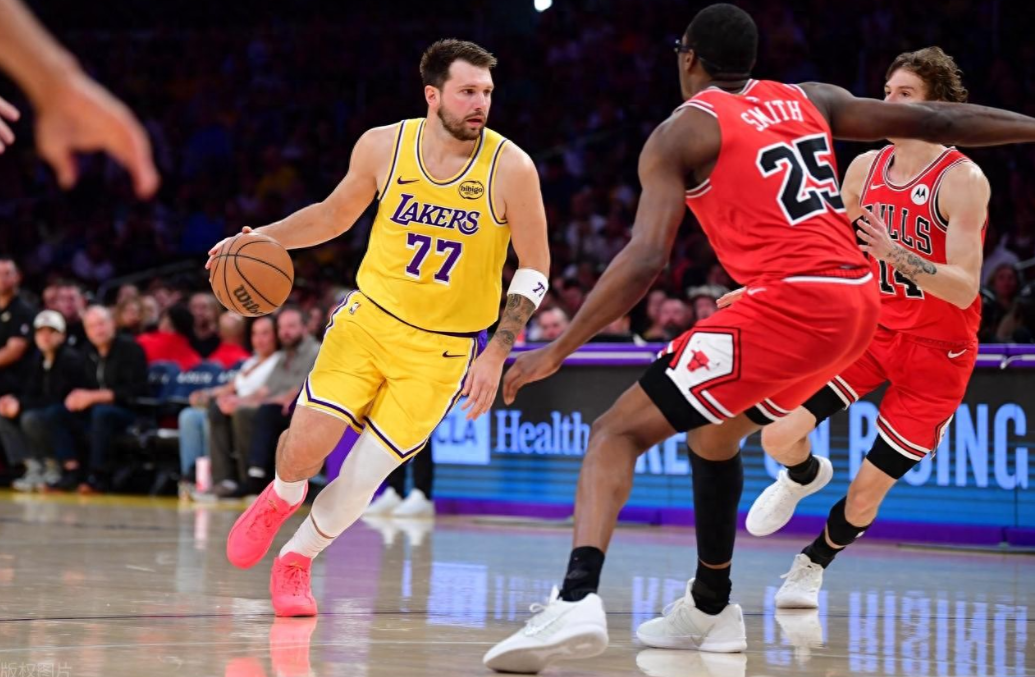 3月13日，NBA常规赛，湖人坐镇主场迎战公牛。本场比赛，湖人始终占据优势，首发