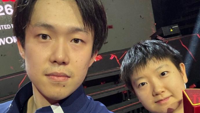 笑喷！王楚钦孙颖莎夺冠合照大头不想拿手机自拍，莎莎一生气头哥马上认怂