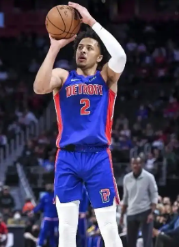 NBA季后赛，骑士对阵活塞。骑士半场64-47领先活塞。
美国篮球记者NateD