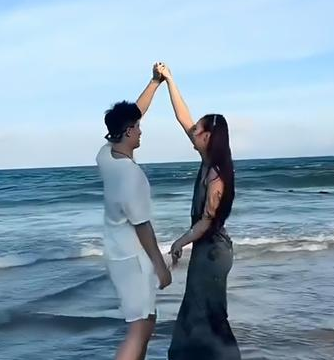 广东男篮球员陈家政女友晒出了和男友游玩的欢乐时光，她写道：“我们都要越来越好”