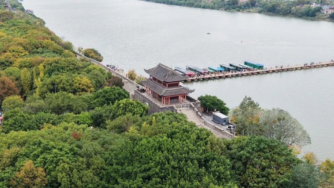 沿着城墙从白天走到黑夜，那是打开赣州宋城的最佳方式！