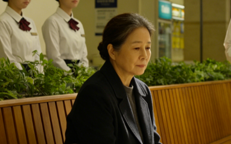大妈连蹭8年商场空调，店员心善不赶人，谁料被主管辞退，当天大妈霸气发话：跟我走，小伙彻底惊呆了…