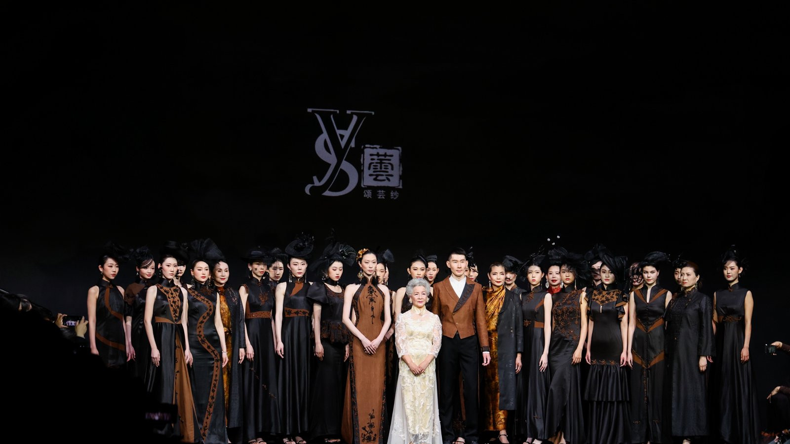 颂芸纱绘千里江山 梁素云耀动中国国际时装周