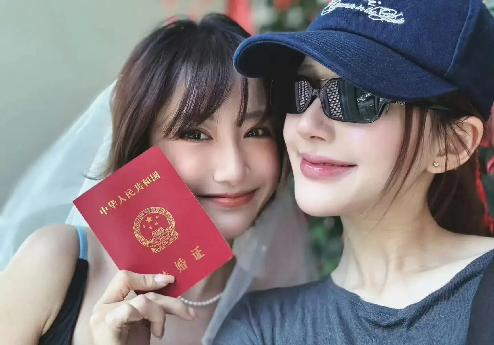 演员魏笑在成都低调登记结婚 闺蜜赵露思全程陪同领证