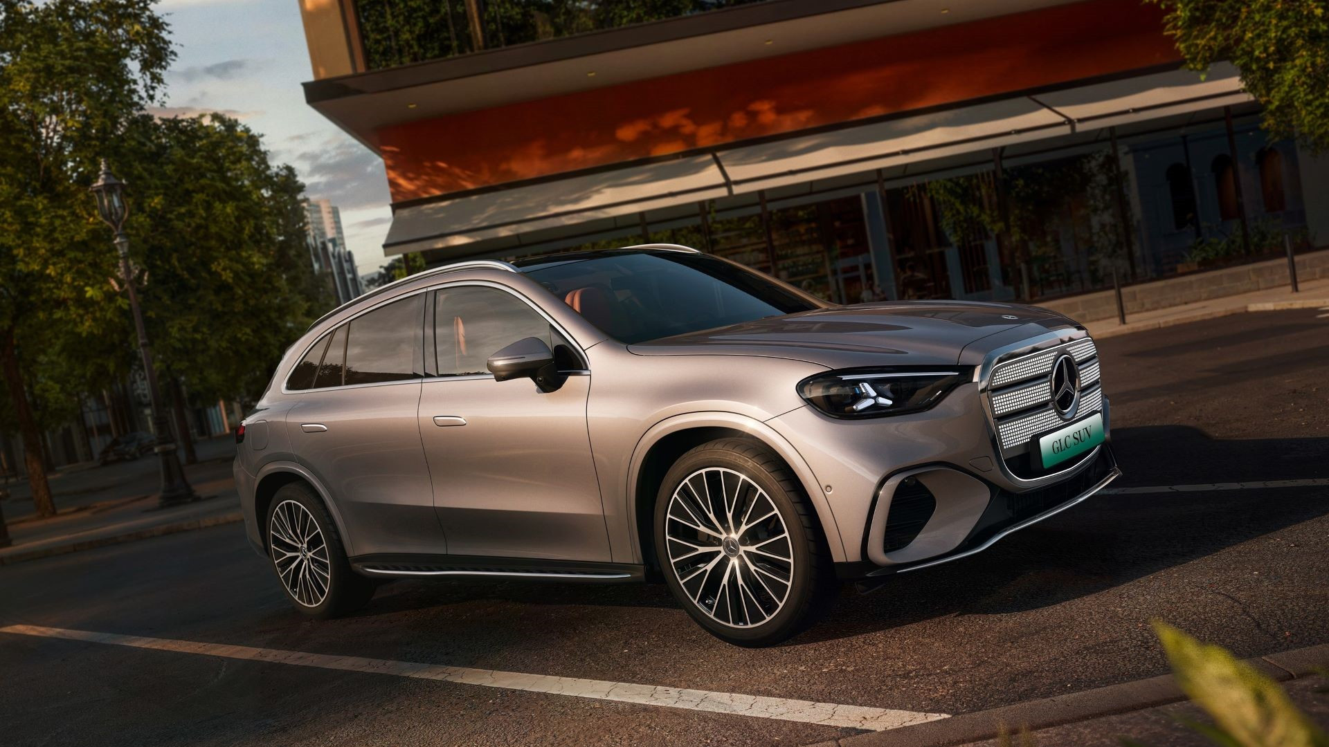 展示极致豪华，奔驰带来全新S级和纯电GLC SUV