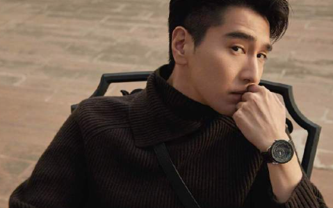 高领毛衣随性闲适，透露着浑然天成的淡然和从容