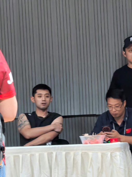 在张继科杯，即使我们乒乓球学得时间不长，只要我们热爱，我们都有机会在比赛中遇到一