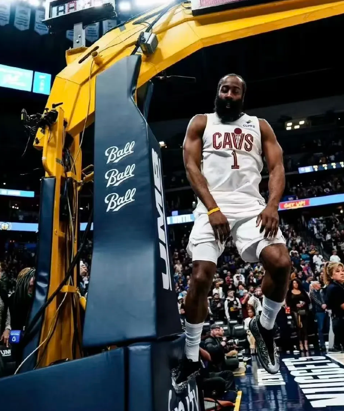 NBA历史第一人！这就是哈登！
面对旧主残阵76人，哈登今天打的很随意，仅仅出战