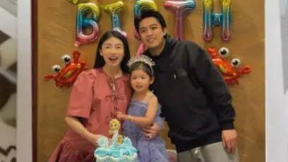 ​程晓玥挺二胎孕肚，为3岁女儿胖豆庆生画面超温馨