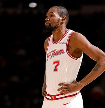 杜兰特发挥不佳仅得13分，火箭险胜独行侠。NBA常规赛，火箭主场迎战独行侠，这场