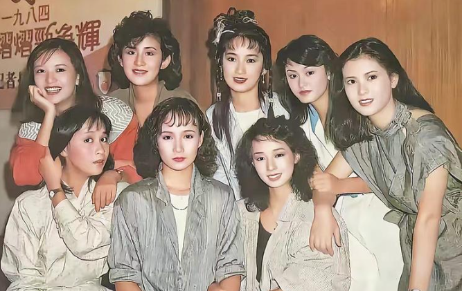 八十年代港星大合照
刘嘉玲那时候还是青涩模样，一看就是大陆妹，把手搭在刘嘉玲肩膀