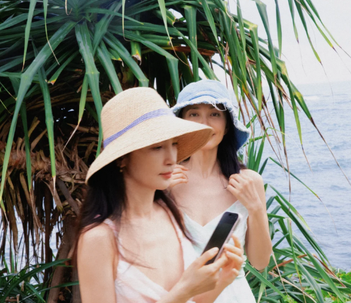 李冰冰晒与妹妹李雪的合照，很有春天文艺气息的照片