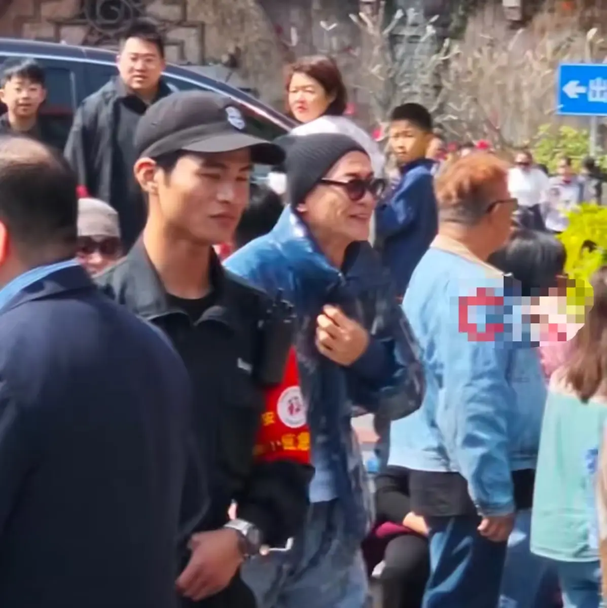 64岁江华内地商演再现雍正造型 身形消瘦引网友热议