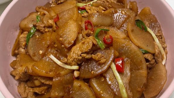 萝卜沉入肉汤，慢火一炖，家就暖了