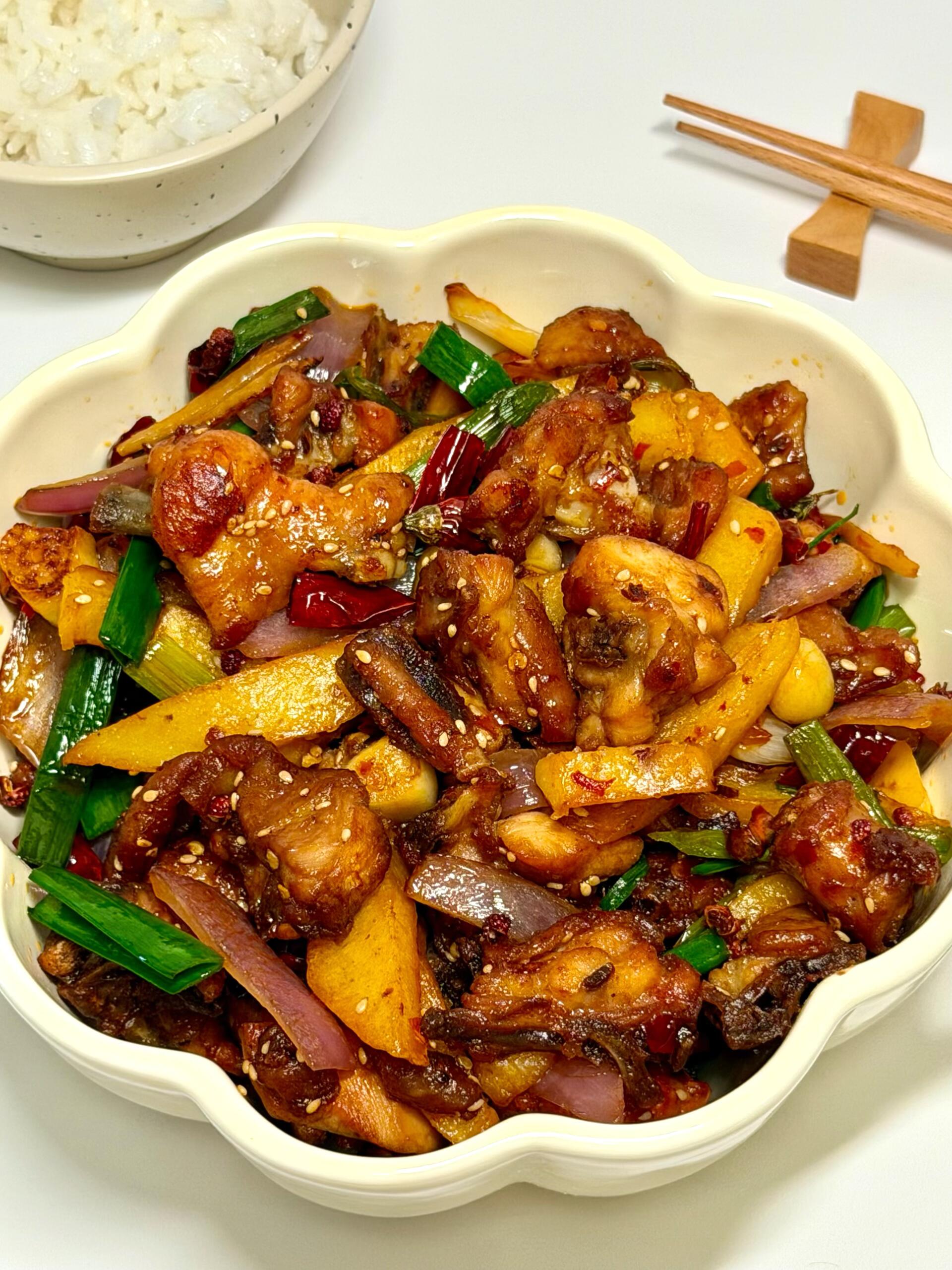 外酥里嫩干锅土豆鸡✨香到舔盘，家常做法零失败
谁懂啊！这盘干锅土豆鸡，一口就被香