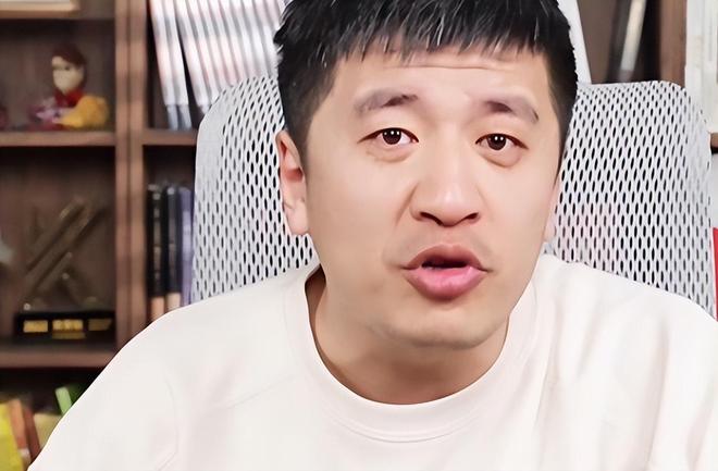 张雪峰自曝结婚扎心一幕：高中同学整桌全空，真相太戳人