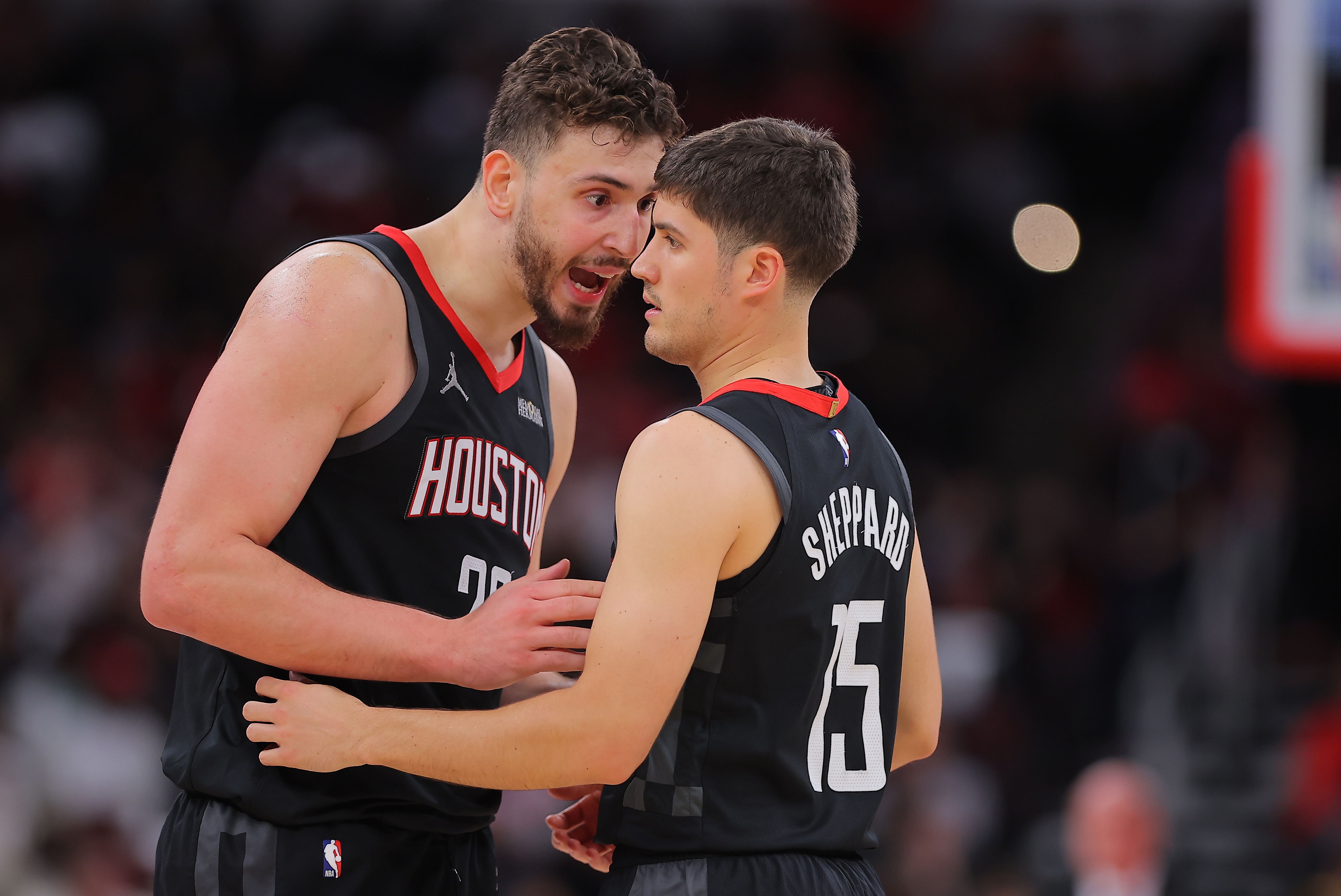 杜兰特因为膝盖受伤没有打今天和湖人队的比赛，谢泼德意外地得到了首发机会。原以为火