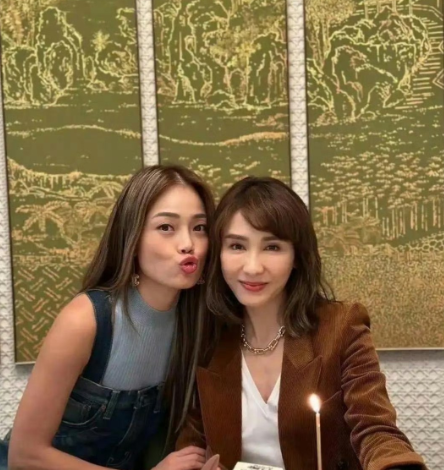 黎姿整脸后同框容祖儿，生硬感拉满，自然感差远了！